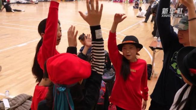 13岁中国小孩哥斩获世界街舞冠军 中国少年闪耀巴黎舞台