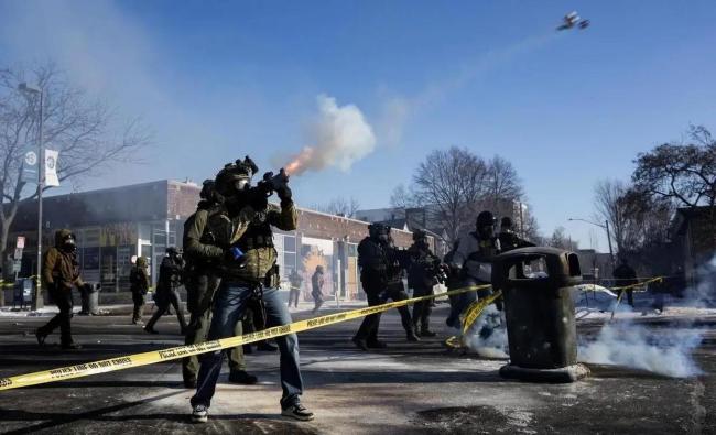 美国民众在移民执法局外焚烧国旗抗议 不慎点燃自己的衣物 玩火自焚警示录