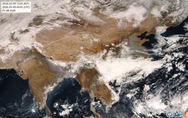 一颗巨大火球划过欧洲夜空：陨石碎片砸穿德国一房屋屋顶居民躲过一劫蓝色陨石引发关注(图4)