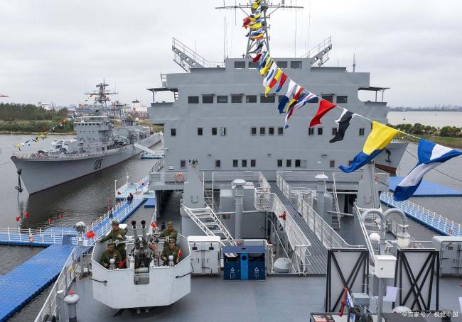 双喜临门！两艘新万吨大驱官宣服役，东海舰队终于配齐，战力升级