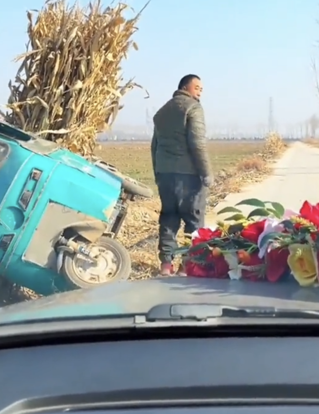 小伙掀翻自己三轮车给婚车让路 暖心举动获赞