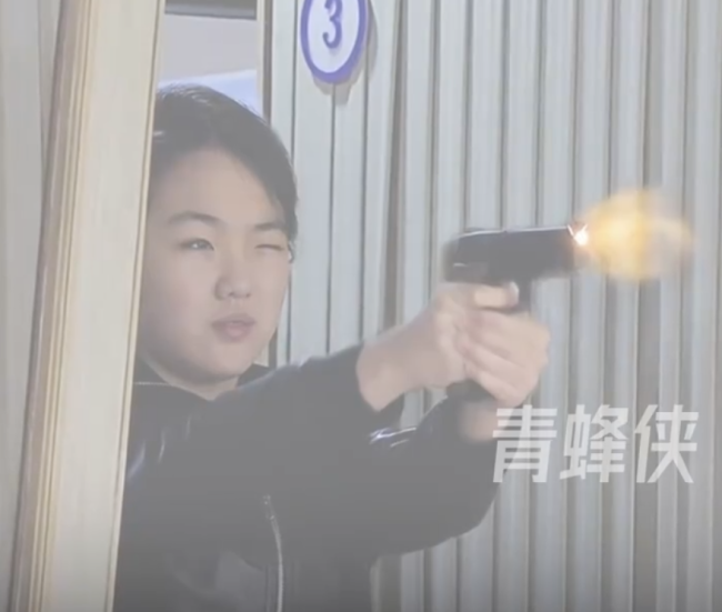金正恩携女视察军工厂体验手枪射击