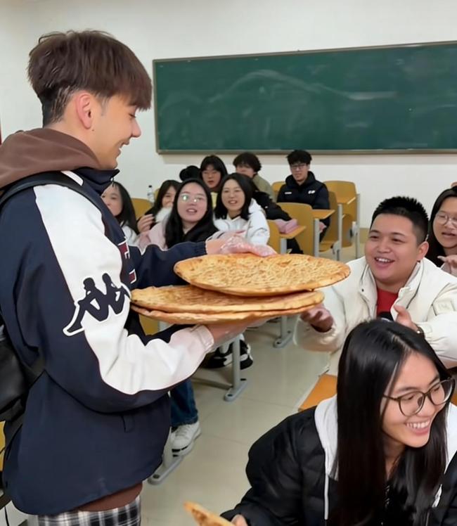 新疆小伙又双叒给同学带特产了