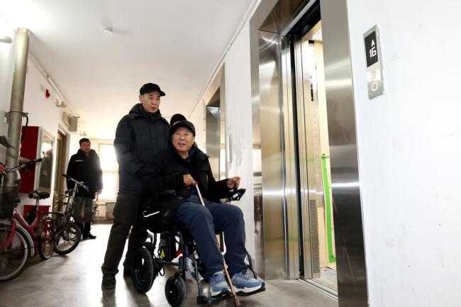 西城牛街老楼两部电梯焕新 居民喜迎便捷生活