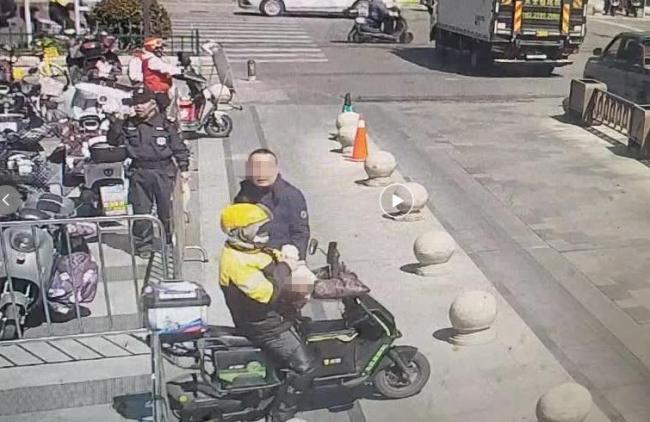 外卖小哥遇幼童卡喉帮忙急救