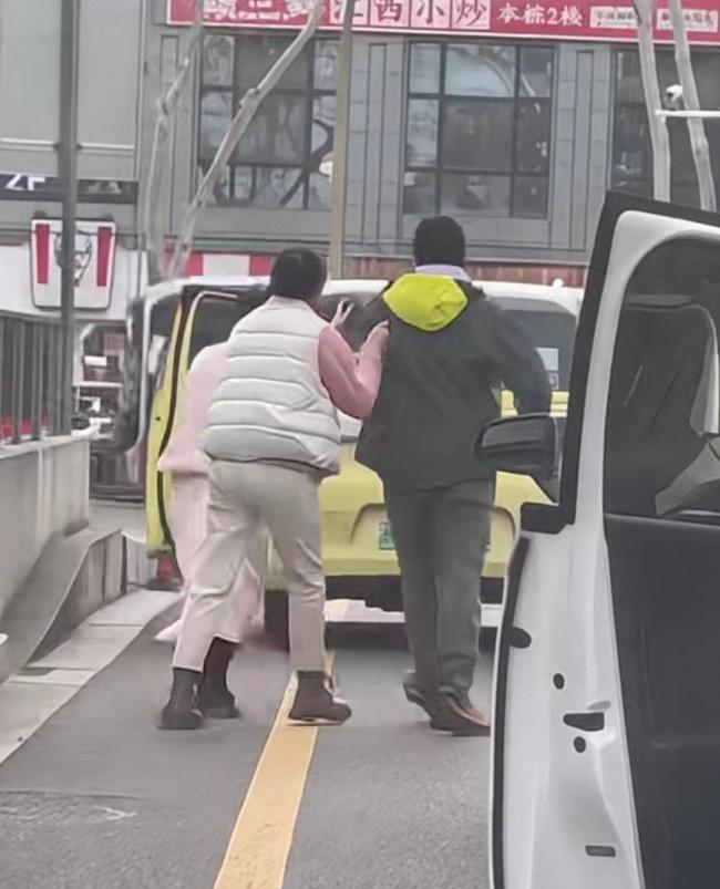 扬州扇耳光事件后续 违章停车引发冲突