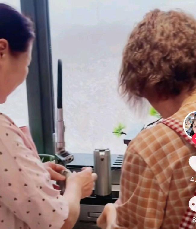 女子亲妈生病住院 后妈忙前忙后照顾 罕见和睦相处引发热议