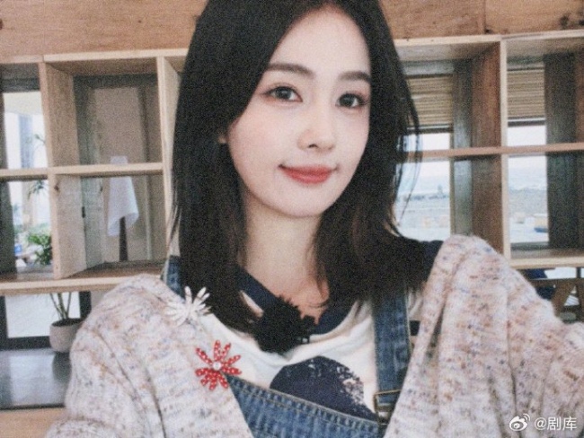 白鹿晒东谈主皮客栈团合照