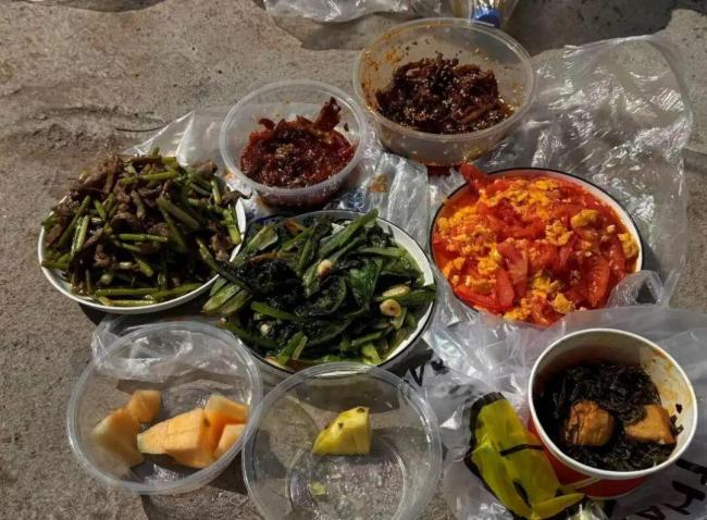 初中全校自带锅碗瓢盆春游 校长回应 劳动教育受赞