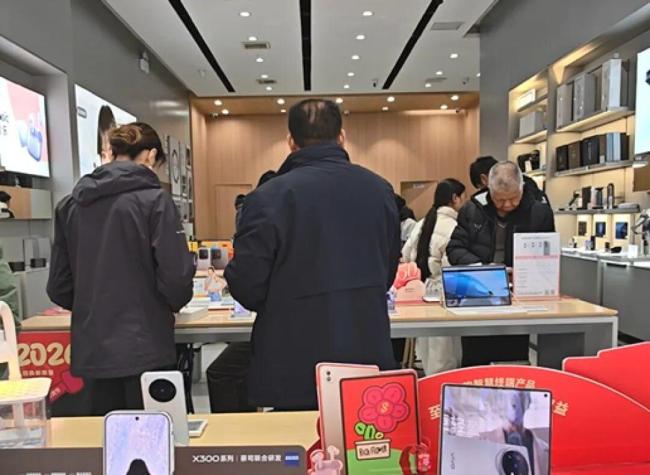 国产手机加价2000元 存储芯片紧缺激勉行业出动