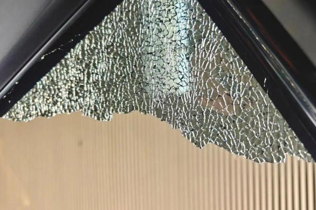 提车18天高速行驶时天窗突然爆碎 新车惊魂引发争议