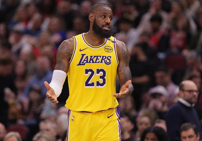 詹姆斯：赢球至上 愿为胜利牺牲球权