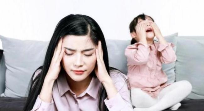 妈妈深夜出门打麻将孩子跑出家门哭喊