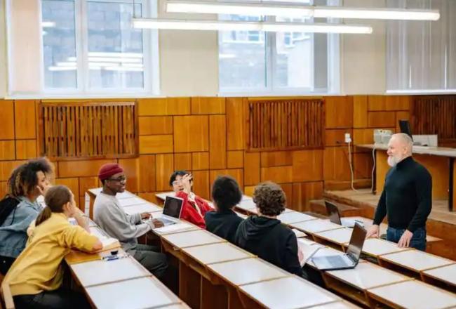 多所高校官宣:外语专业停招 时代变了