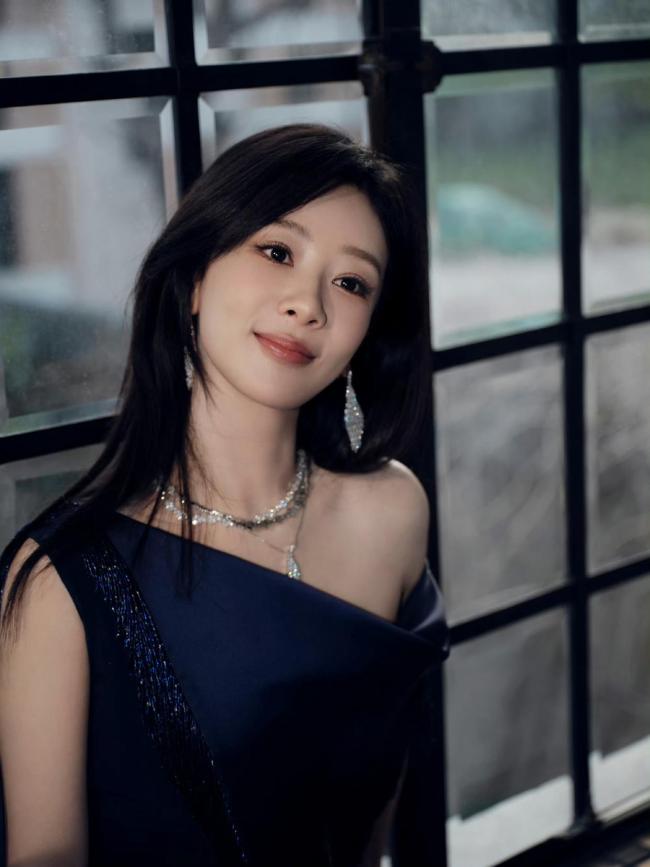 杨紫亮相大秀造型惊艳