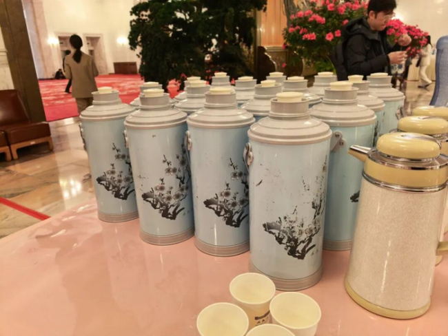 人民大会堂“过时”热水瓶火了 节俭本色引关注