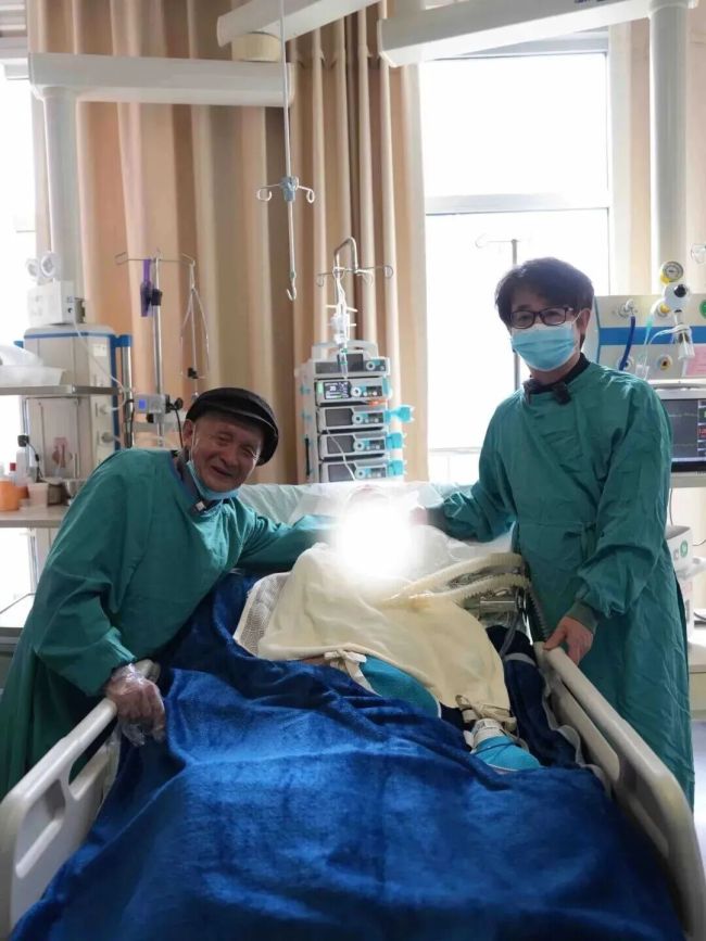 老伯拉着老伴的手含泪告别