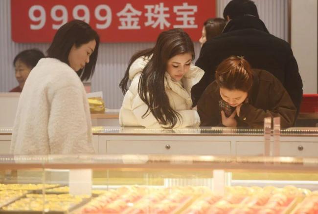 代购黄金 有人年入百万 金价飙升催生新商机