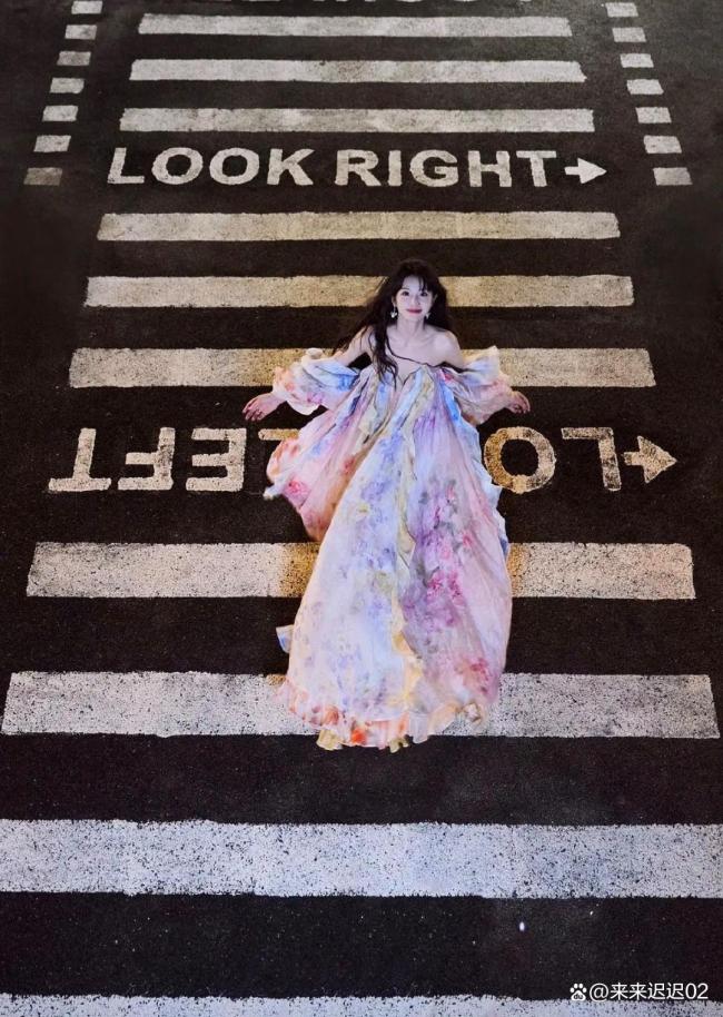 第一次见女明星打出溜滑出场 内娱反卷斗士