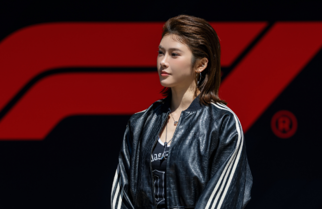 大争议！F1外媒官号晒合照“裁掉”颁奖嘉宾吴艳妮 做法太low 中外社媒操作不一引质疑