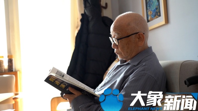 85岁核武专家称自己是幸福老头 用写作对抗生活