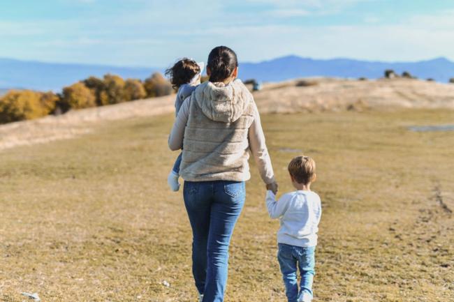 父亲回应女婴出生2天被爷爷丢弃厕所 旧观念下的家庭隐痛