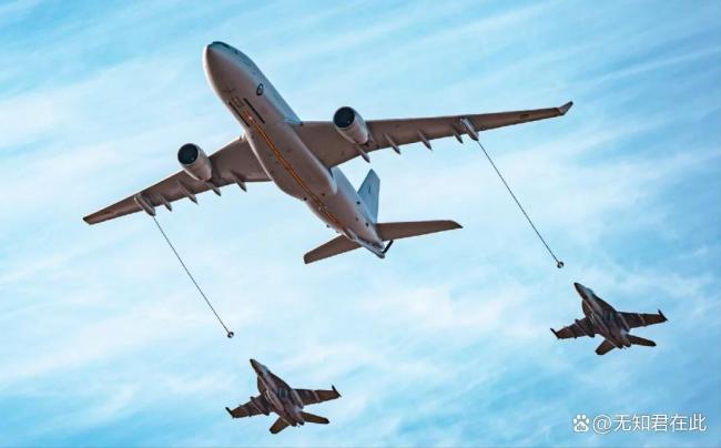 战机空中加油有多难 云端上的“穿针引线”