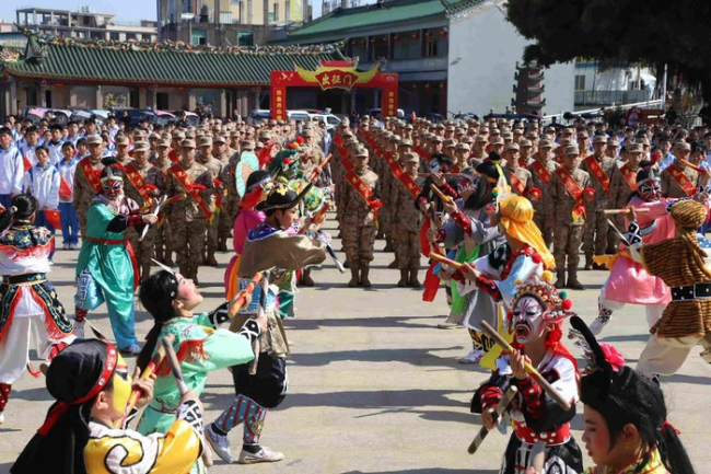 英歌舞巡游欢送新兵仪式感拉满 非遗文化助阵壮行