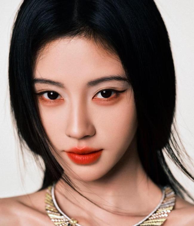 鞠婧祎杂志刷新最高纪录 销量保障再显实力