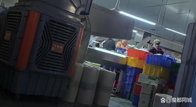 饭馆用的这些塑封碗筷 脏到你想吐