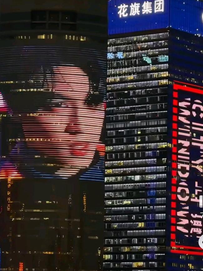 田栩宁出席F1活动 赛车手造型封神