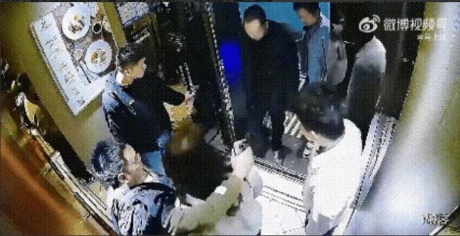 机器人正要进电梯被人一脚踹倒 无辜机器人屡遭暴力对待