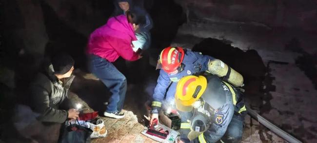 消防极速灭火为老人保住5万余元积蓄 废墟中刨出现金