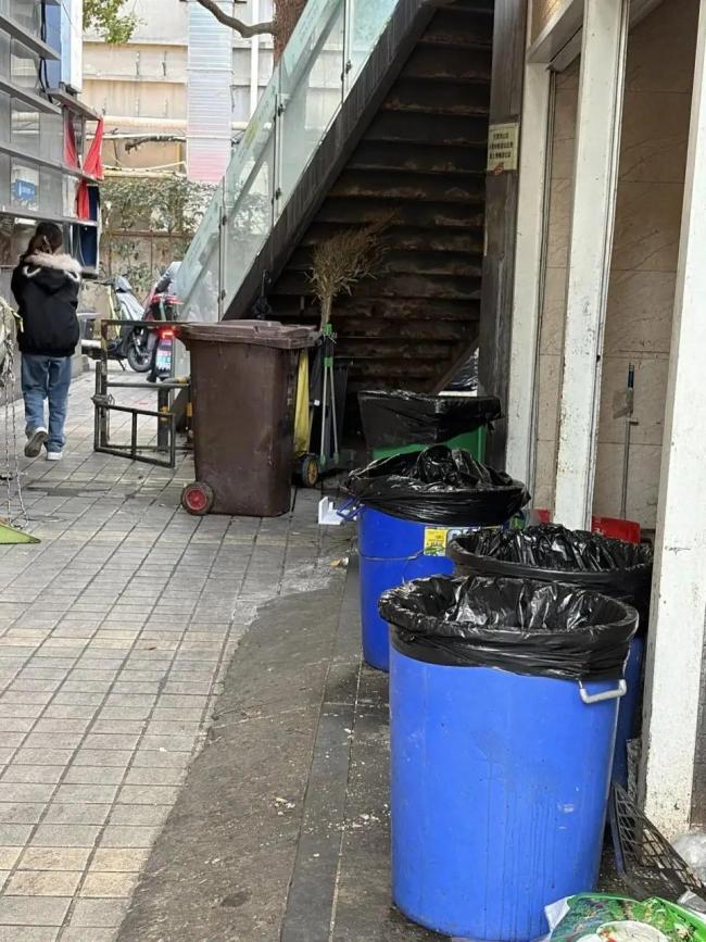 记者暗访上海十余家“外卖美食城” 卫生状况堪忧