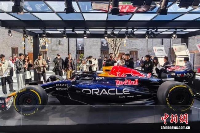 这几天的上海成了“F1痛城” 全城沉浸速度与激情