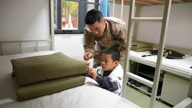 男孩回答“军人为何而战”全网刷屏 少年赤诚感动网友