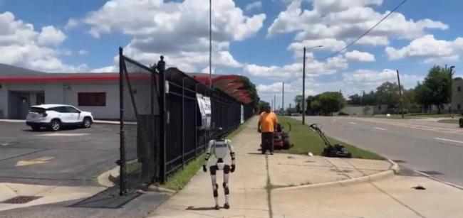 澳门一女子当街被机器人吓进医院 惊魂一刻引围观