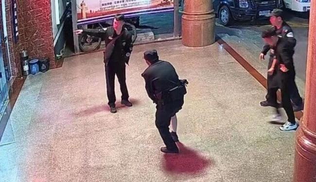 民警救下轻生男子膝盖缝三针 生死瞬间英勇救援