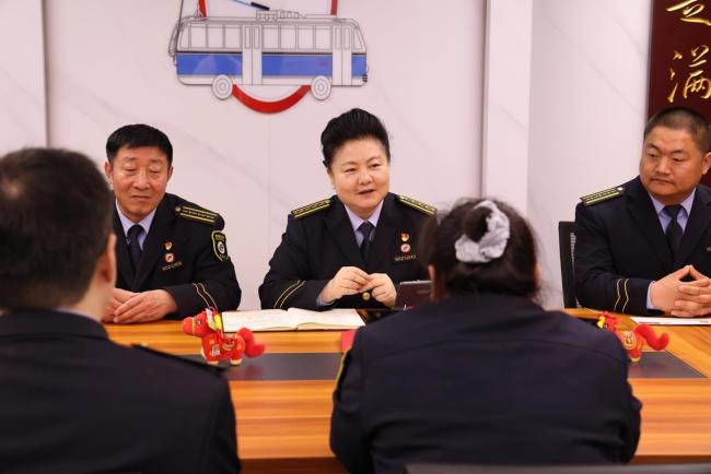 履职归来,北京公交集团电车分公司103路驾驶员何少花第一时间传递“两会”温度 践行两会精神服务为民