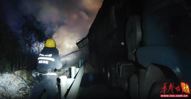 满载货车高速路上突发火情 消防处置