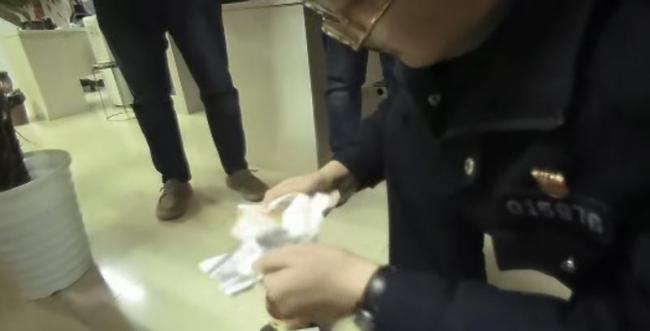 北京一女子将百克金条藏进豆瓣 骗子诱导邮寄骗局