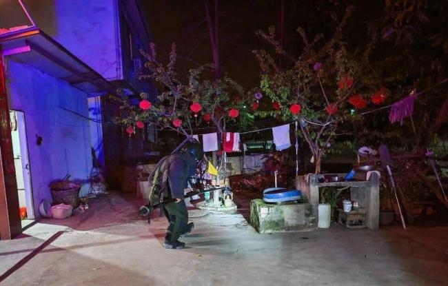 老人干活挖到炸弹背回家 家人报警 警方紧急处置