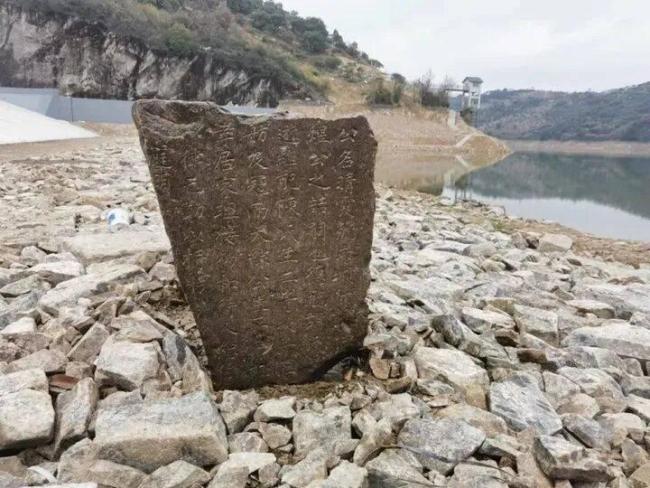 学生发现神秘古碑联系文保部门 少年获文物局表扬