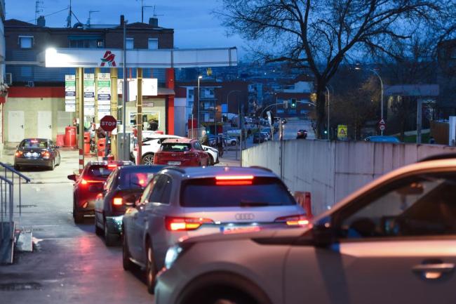 大批伊朗民众前往伊朗哈尔克岛支援 美军轰炸引发关注