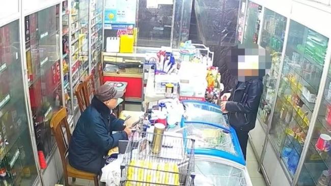 上海侦破辖区便利店盗窃案 假扫码真盗烟