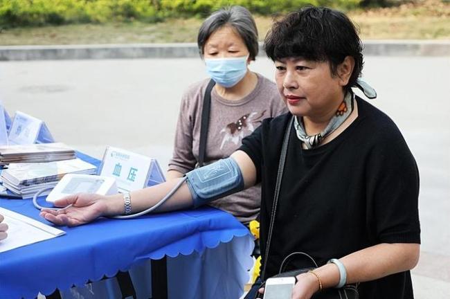 天气回暖，医师吩咐高血压患者：宁可看电视，也别松驰作念这4件事 春季血压需严慎科罚