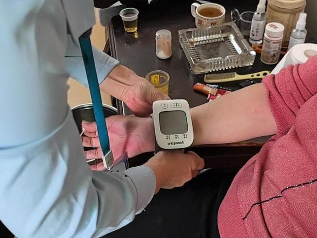 天气回暖，医师吩咐高血压患者：宁可看电视，也别松驰作念这4件事 春季血压需严慎科罚