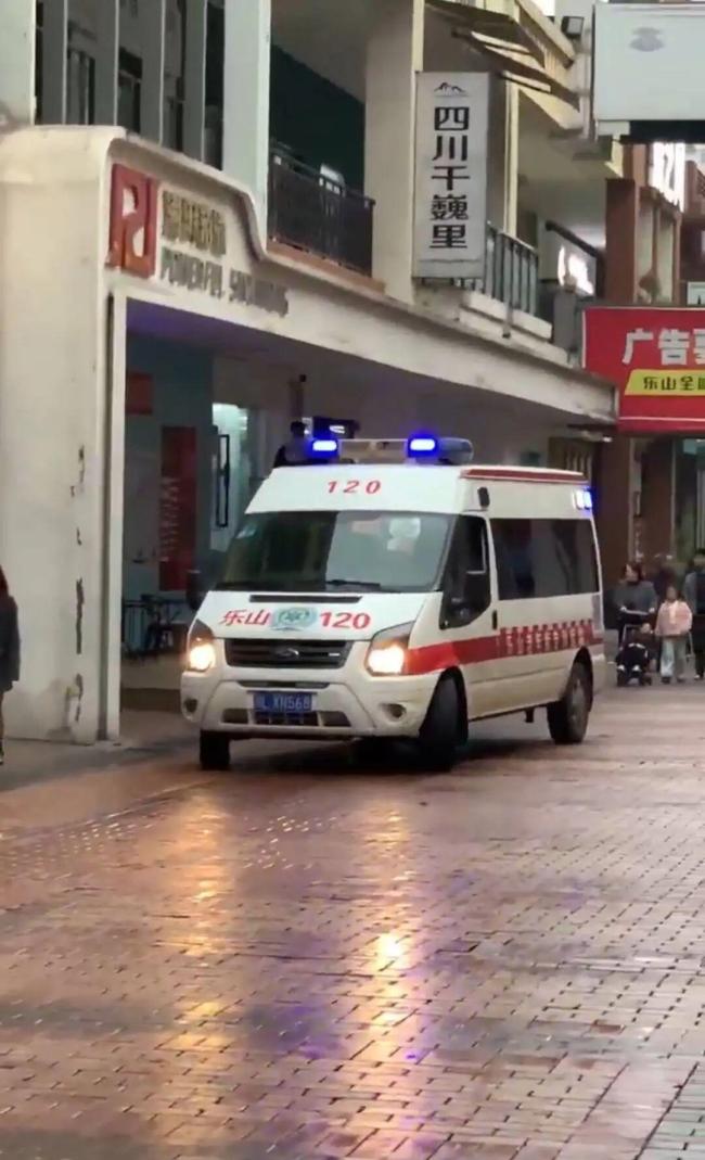 男子游泳馆溺亡 家属质疑未及时救援 救生员误判导致悲剧