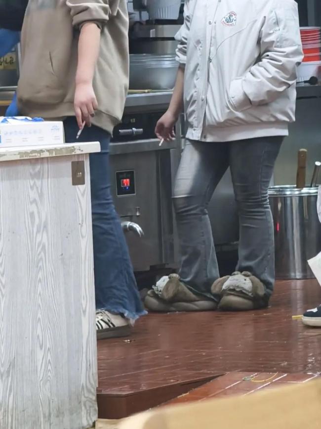 刘文祥3名员工在后厨抽烟还吐槽315