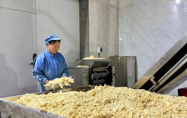 农家锅巴商家自曝虚假宣传多种手段 鞋垫味儿真相大白